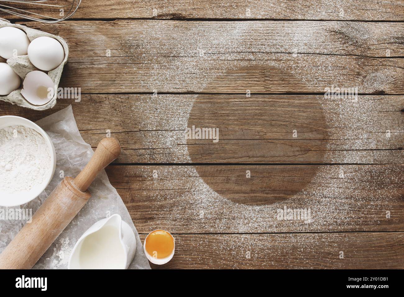 Ingrédients de cuisson, ustensiles de cuisine sur fond de bois ancien.Pâte à cuire, préparation du jaune d'œuf, farine, rollPIN, lait,papier parchemin, fouet, sa Banque D'Images