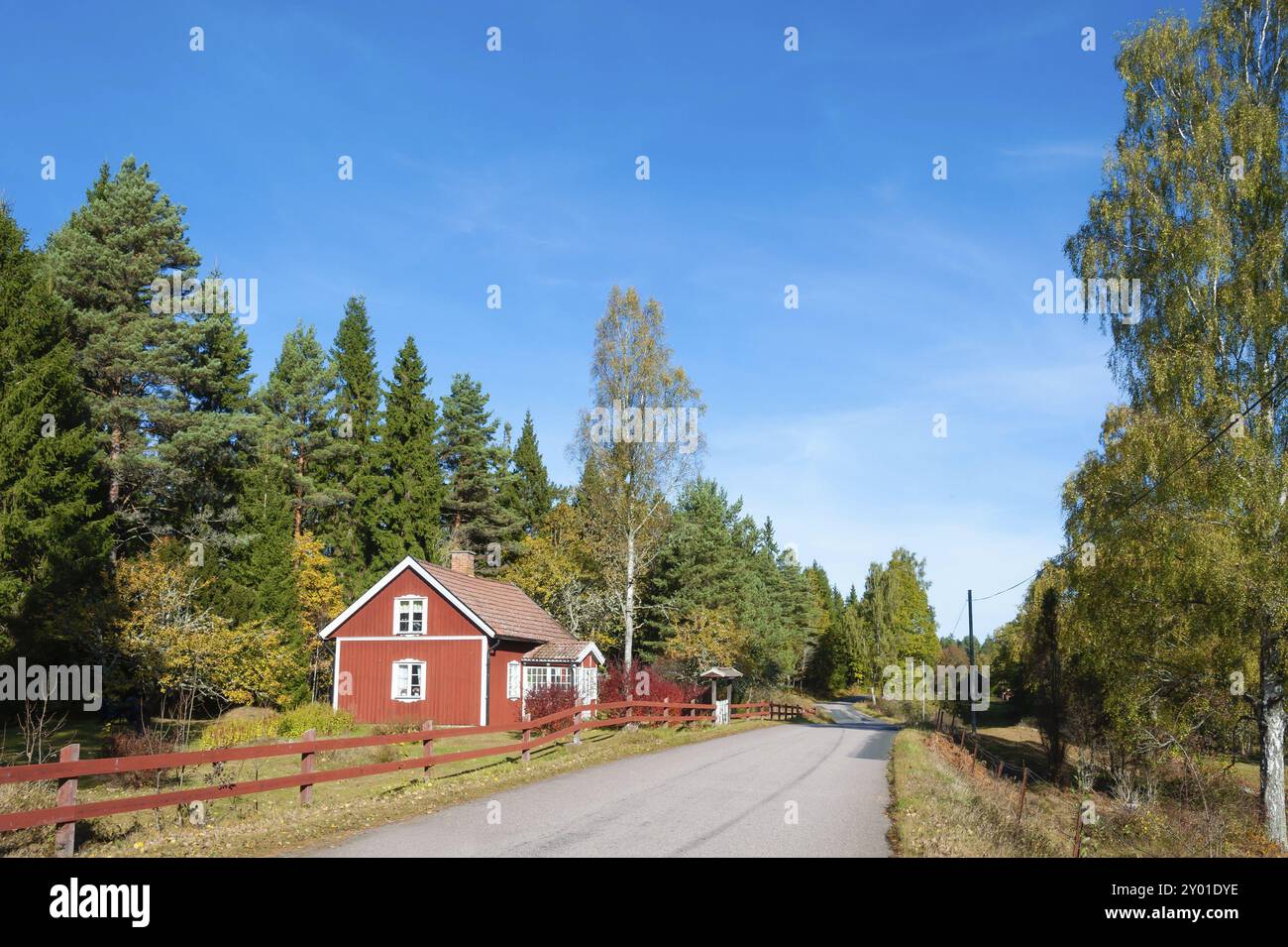 Maison typique en bois rouge à Smaland automnal, Suède. Maison en bois rouge dans les bois de Smaland, Suède, Europe Banque D'Images