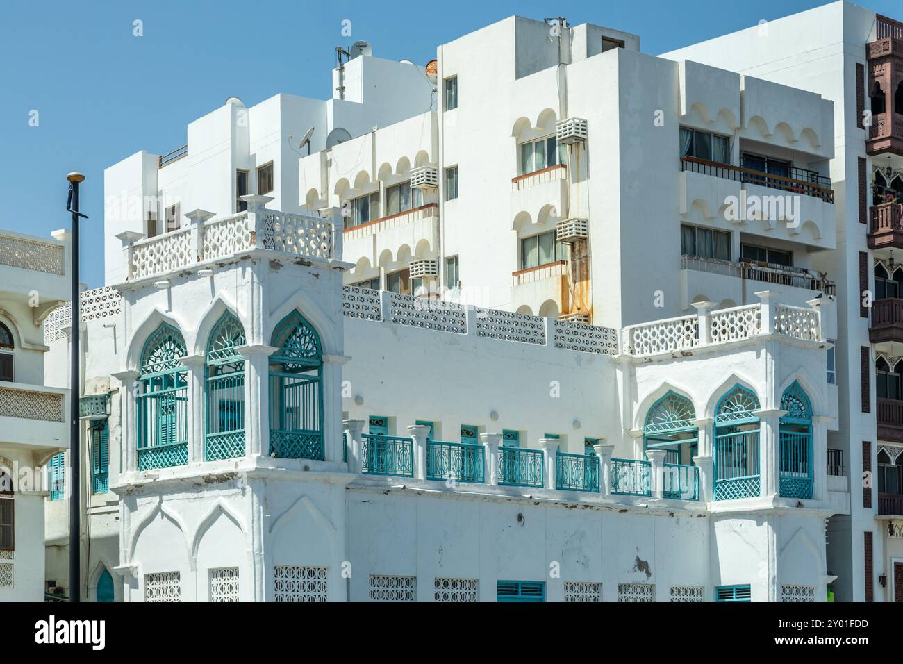 Bâtiments blancs arabes traditionnels et modernes avec fenêtres et balcons décorés, Mutrah, Muscat, Sultanat Oman Banque D'Images
