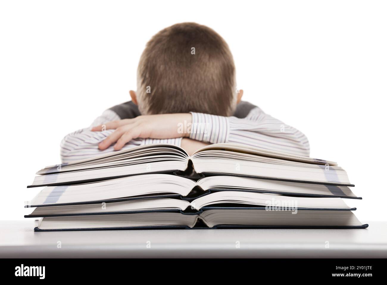 Garçon enfant fatigué dormant sur l'éducation lisant des livres au bureau de l'école Banque D'Images