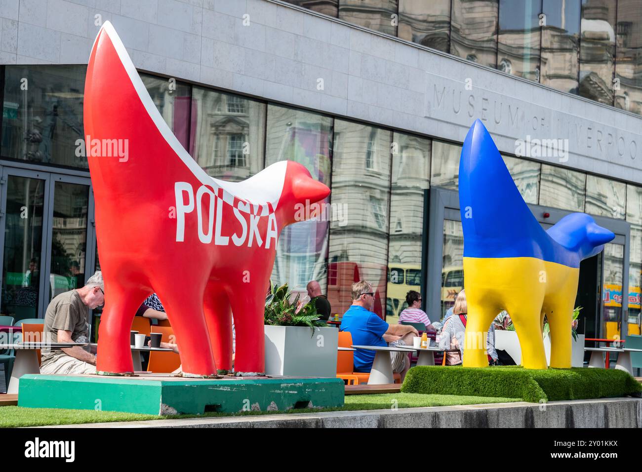 Deux des Lambanana de Liverpool commémorent les liens avec la Pologne et l'Ukraine après l'invasion Banque D'Images