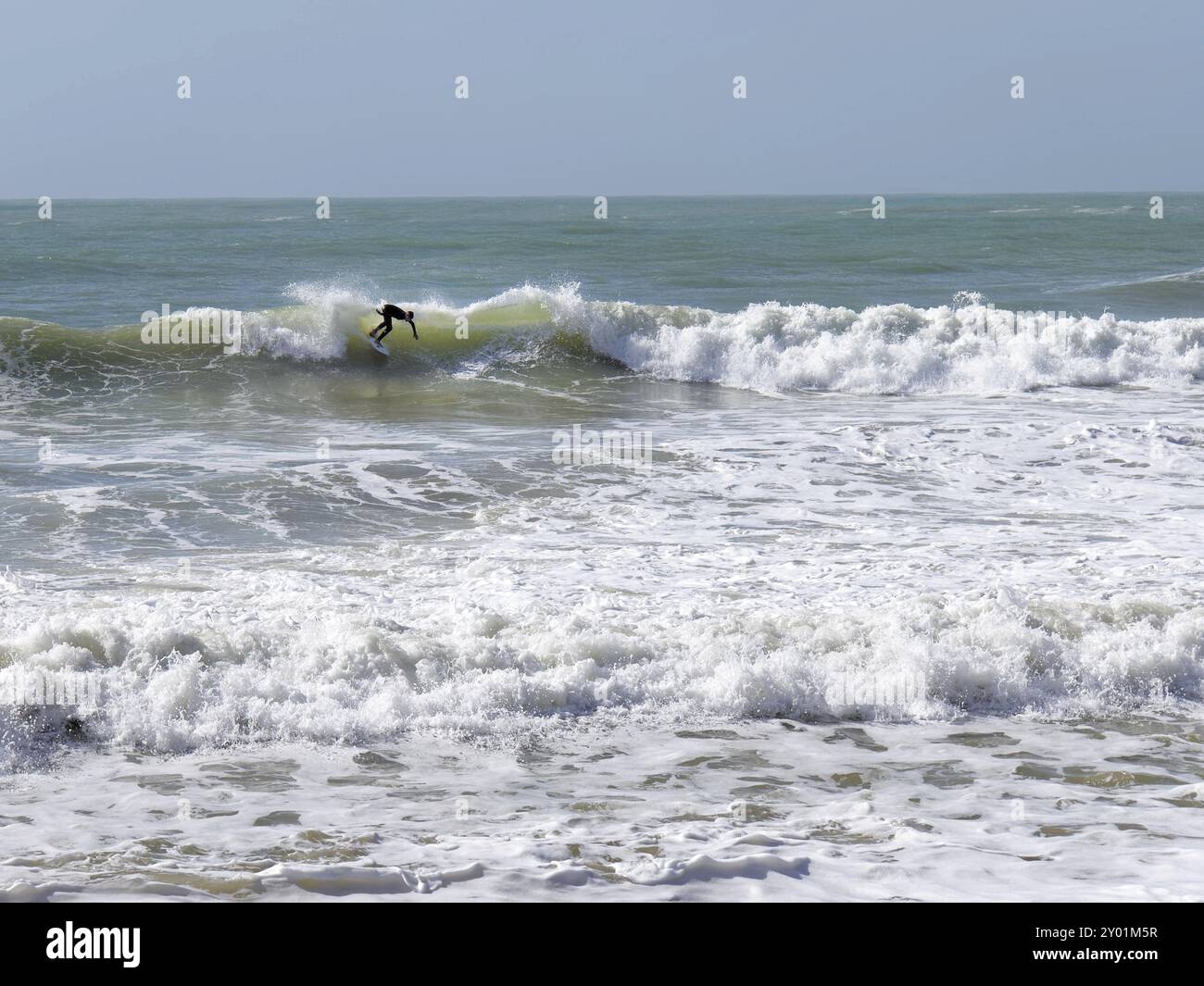 ALBUFEIRA, SUD DE L'ALGARVE/PORTUGAL, 10 MARS : vue d'un surfeur sur la plage d'Albufeira au Portugal le 10 mars 2018. Personne non identifiée Banque D'Images