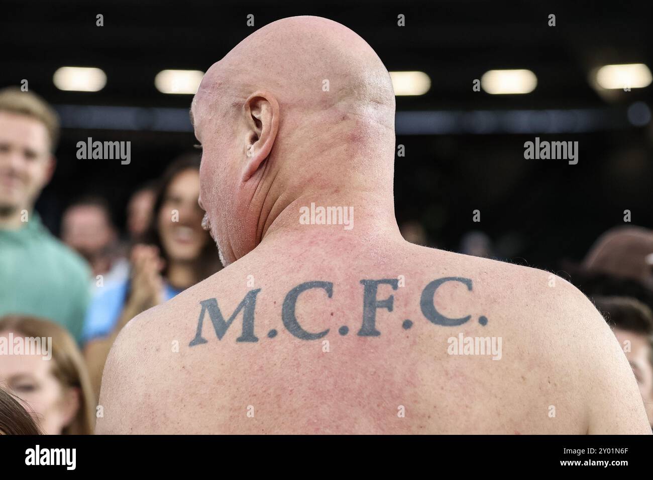 Londres, Royaume-Uni. 31 août 2024. Un fan de Manchester City avec le « MCFC » tatoué sur le dos lors du match de premier League West Ham United vs Manchester City au London Stadium, Londres, Royaume-Uni, le 31 août 2024 (photo par Mark Cosgrove/News images) à Londres, Royaume-Uni le 31/08/2024. (Photo de Mark Cosgrove/News images/SIPA USA) crédit : SIPA USA/Alamy Live News Banque D'Images