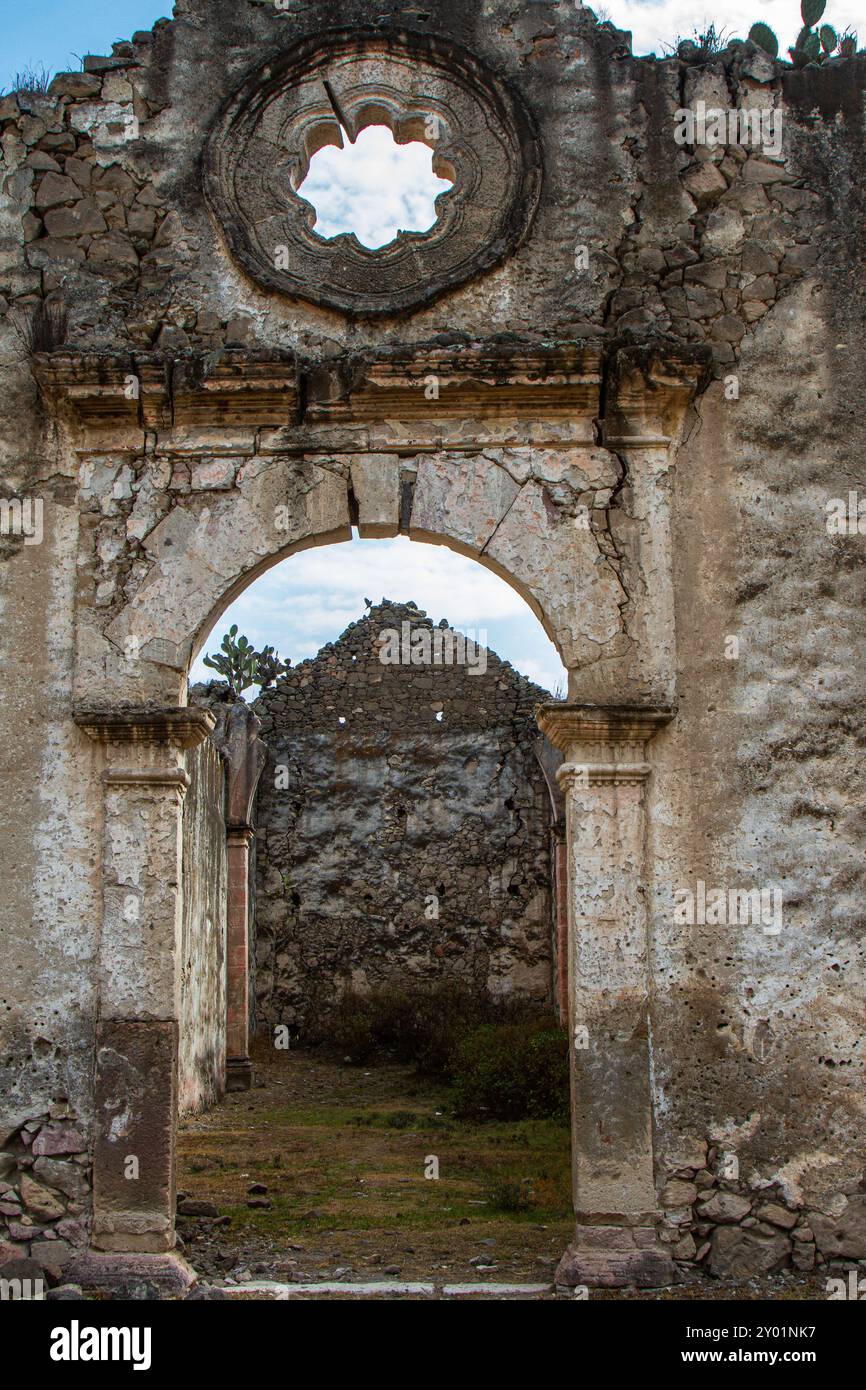 Une ancienne église en ruine par une journée ensoleillée et un paysage aride. Photo prise à Puebla, Mexique. Banque D'Images