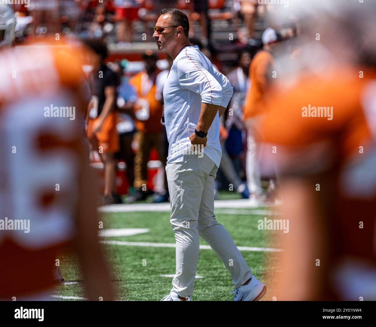 31 août 2024.L'entraîneur-chef Steve Sarkisian des Texas Longhorns pendant les échauffements avant le match contre les Colorado State Rams au DKR-Memorial Stadium. Banque D'Images