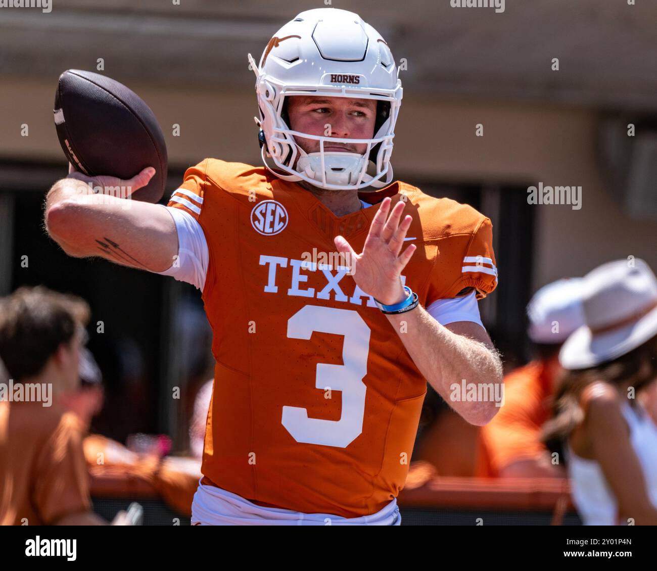 31 août 2024.Quinn Ewers #3 des Texas Longhorns lors des échauffements avant le match contre les Colorado State Rams au DKR-Memorial Stadium. Banque D'Images