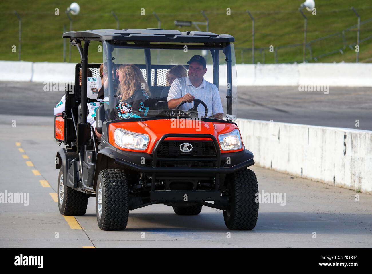 Delaware, Canada. 30 août 2024. Les courses du Delaware Speedway ont été coupées en raison des conditions météorologiques. Luke Ramsay conduisant des fans autour de la piste. Crédit : Luke Durda/Alamy Banque D'Images