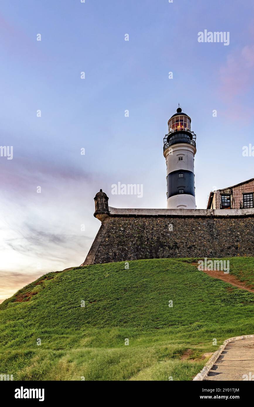 Tour de la fortification historique et célèbre de Farol da Barra située à All Saints Bay à Salvador, Bahia, Brésil, Amérique du Sud Banque D'Images