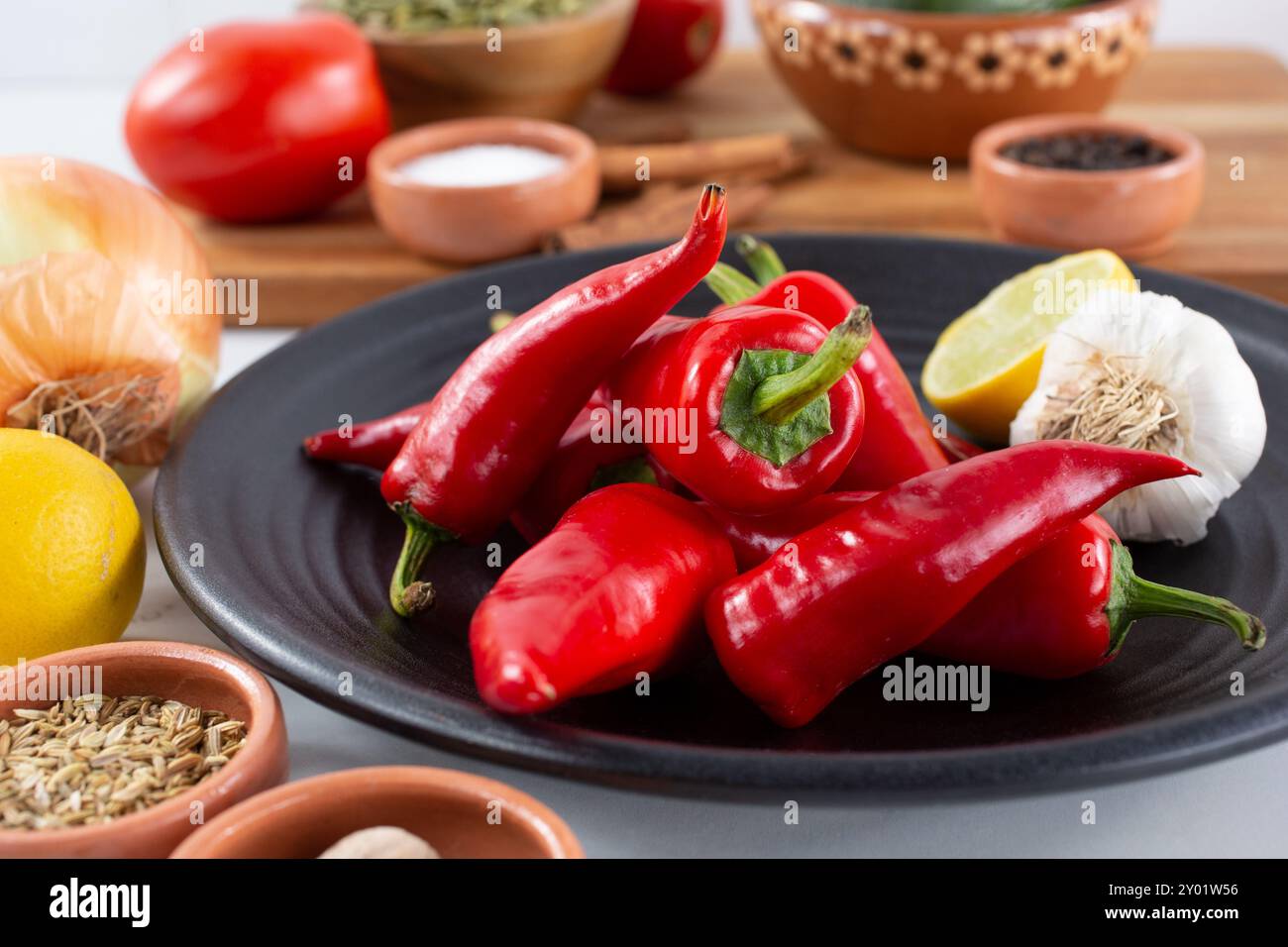 Une vue de haut en bas d'un tas de piments rouges Fresno, entre autres ingrédients de la salsa. Banque D'Images