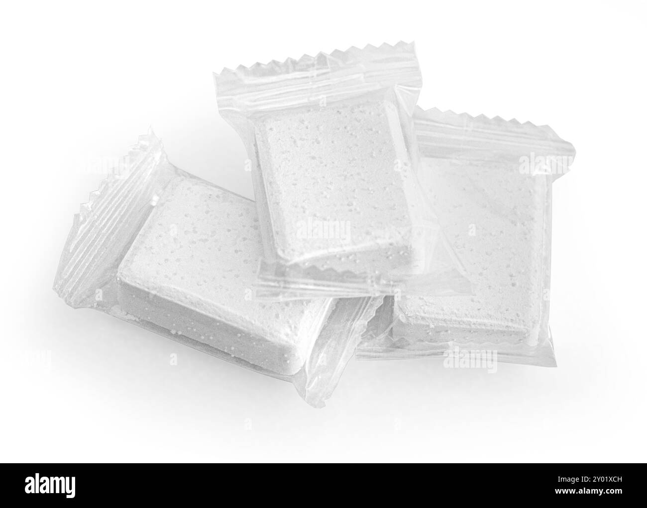 Pastilles de lave-vaisselle sur fond blanc avec chemin de découpage Banque D'Images