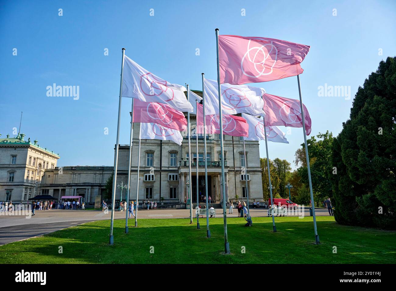 Villa Hügel Die Villa Hügel beflagt mit rosa und weißen Flaggen mit dem Krupp emblème. Es findet eine Veranstaltung statt die gut besucht ist. Die Flaggen wehen im Wind und Menschen laufen herum. Veröffentlichungen nur für redaktionelle Zwecke. Foto : FotoPrensa Essen Bredeny *** Villa Hügel la Villa Hügel est couverte de drapeaux roses et blancs avec l'emblème Krupp un événement a lieu qui est très fréquenté les drapeaux soufflent dans le vent et les gens se promènent autour de la publication à des fins éditoriales seulement photo FotoPrensa Essen Bredeny Banque D'Images