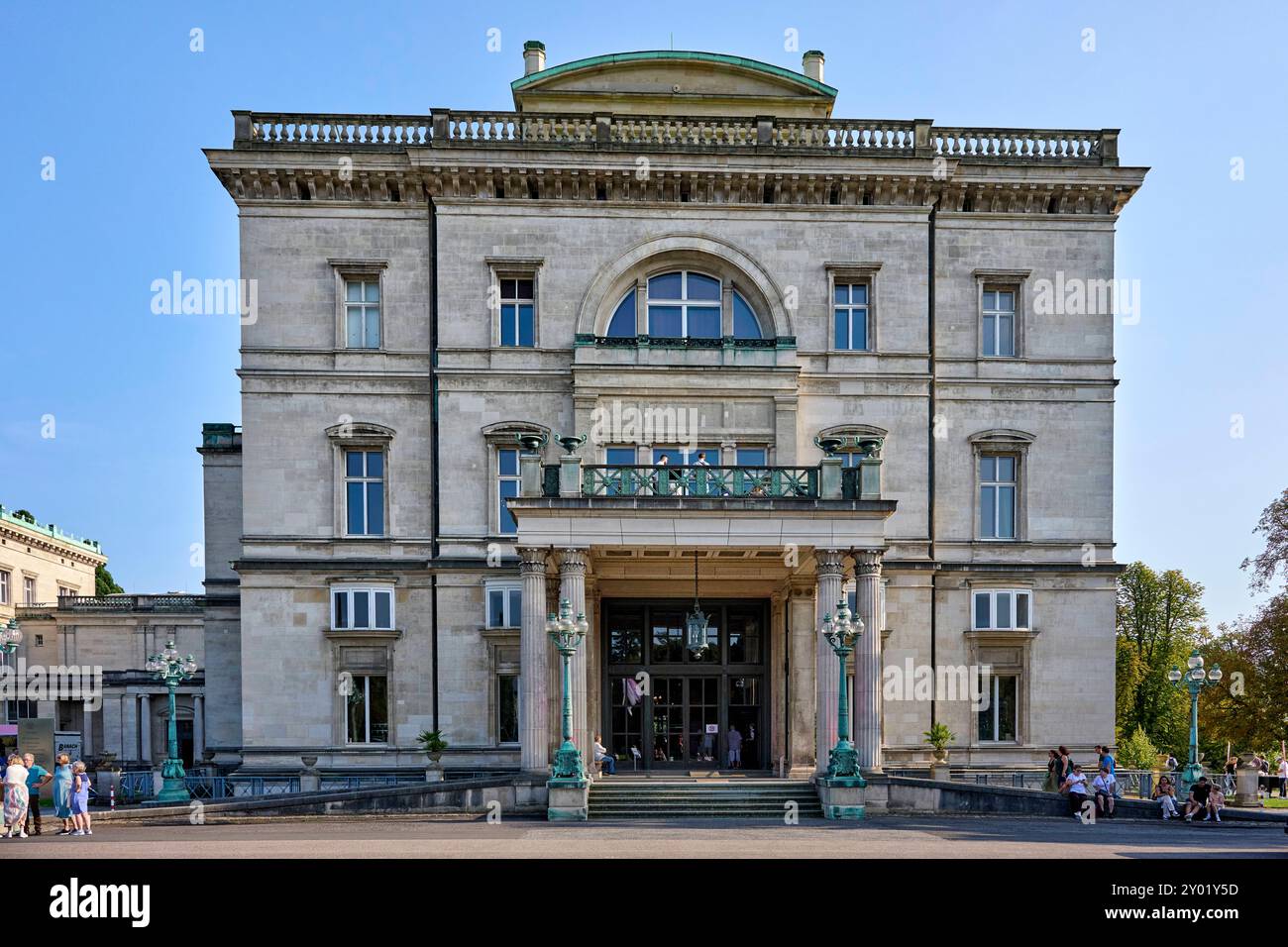 Villa Hügel Die Villa Hügel beflagt mit rosa und weißen Flaggen mit dem Krupp emblème. Es findet eine Veranstaltung statt die gut besucht ist. Die Flaggen wehen im Wind und Menschen laufen herum. Veröffentlichungen nur für redaktionelle Zwecke. Foto : FotoPrensa Essen Bredeny *** Villa Hügel la Villa Hügel est couverte de drapeaux roses et blancs avec l'emblème Krupp un événement a lieu qui est très fréquenté les drapeaux soufflent dans le vent et les gens se promènent autour de la publication à des fins éditoriales seulement photo FotoPrensa Essen Bredeny Banque D'Images