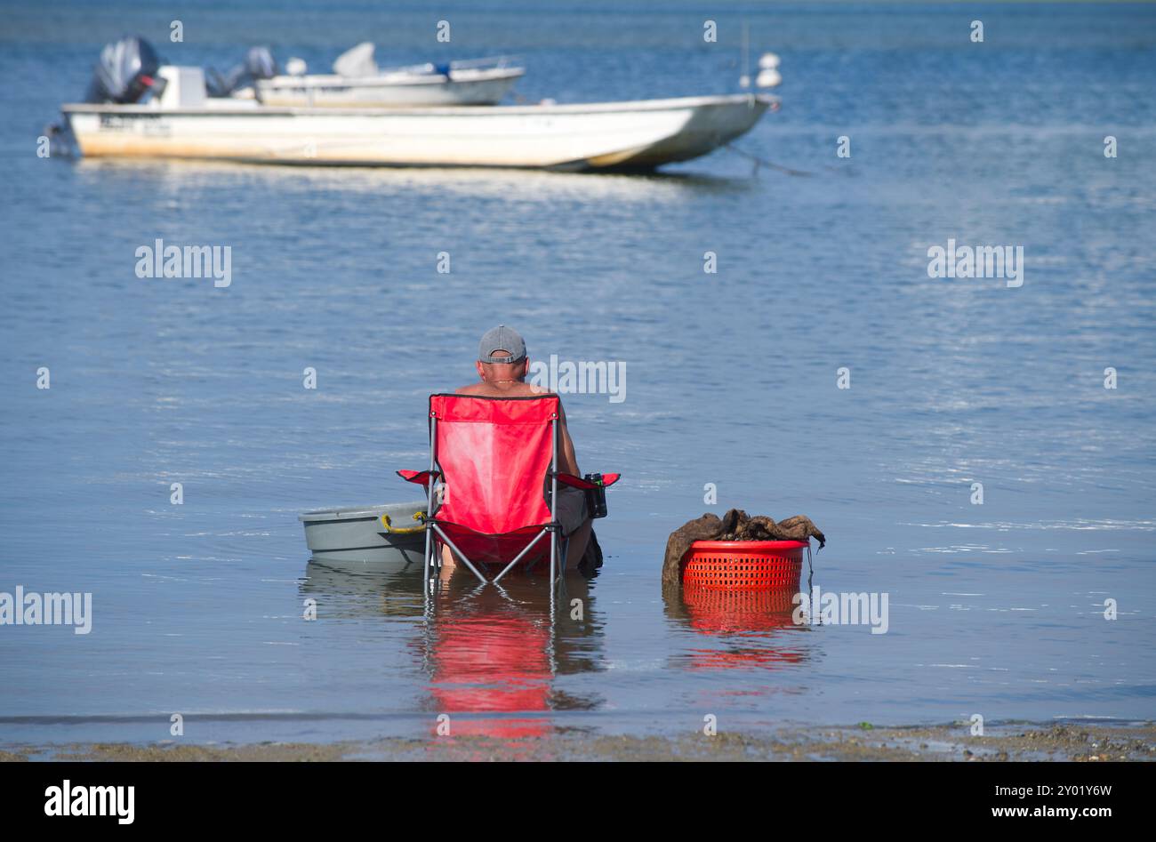 Un homme se détend après une journée à creuser des palourdes au large de Scudder Road, à Barnstable, Massachusetts sur Cape Cod Banque D'Images