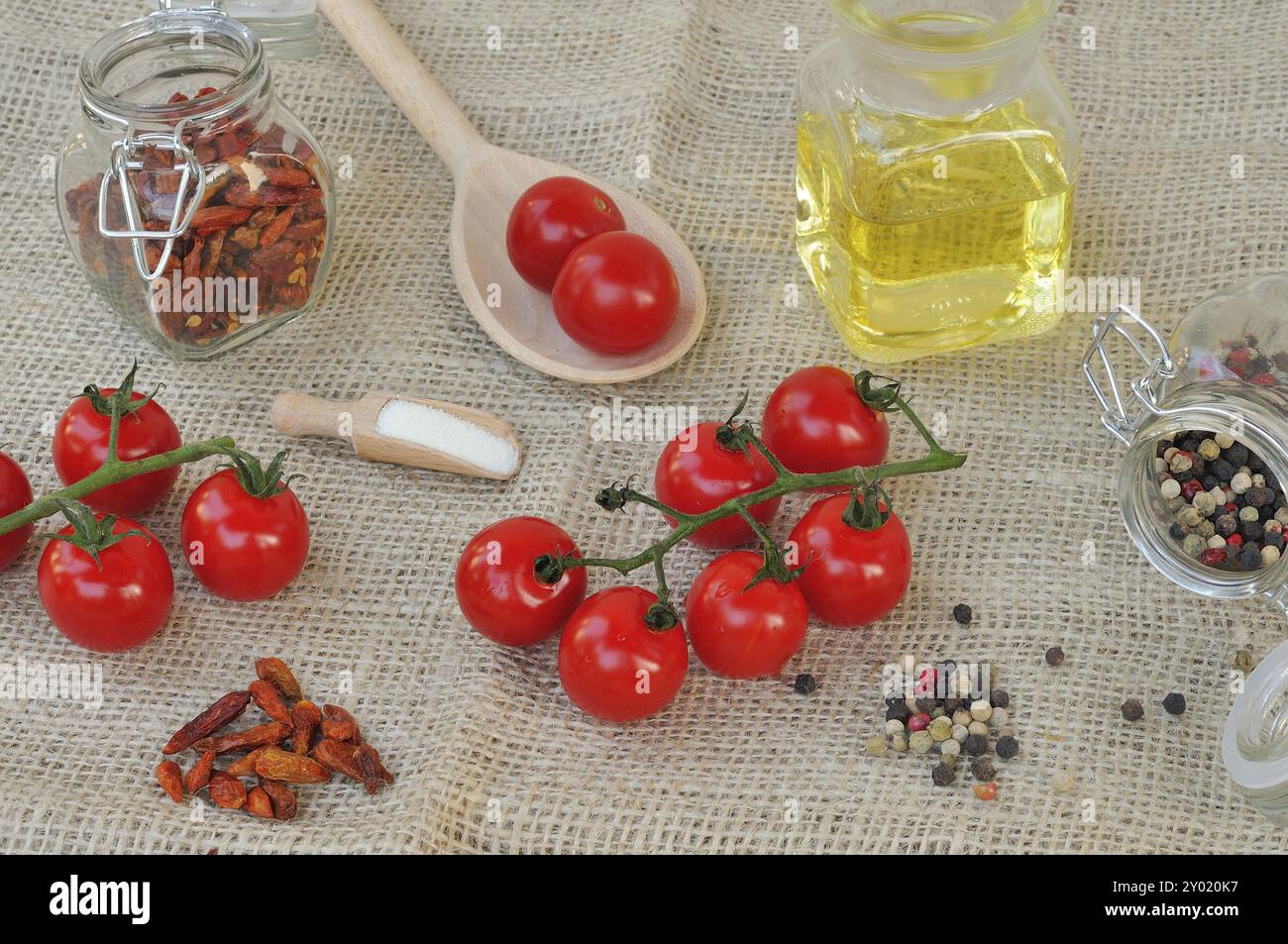 Tomate cerise avec différentes épices Banque D'Images
