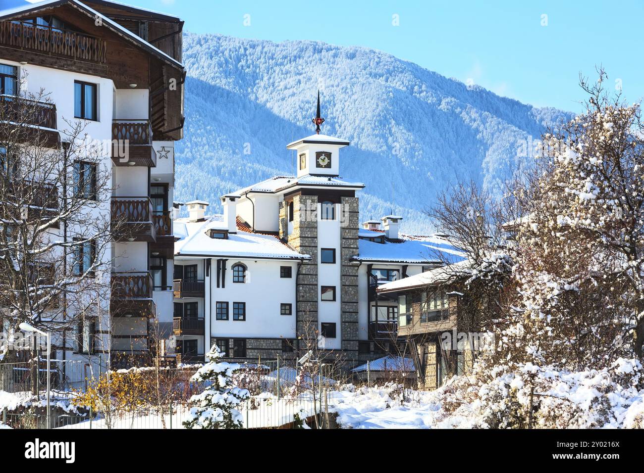 Vue sur la rue et panorama des montagnes de neige dans la station de ski bulgare Bansko, Bulgarie, Europe Banque D'Images