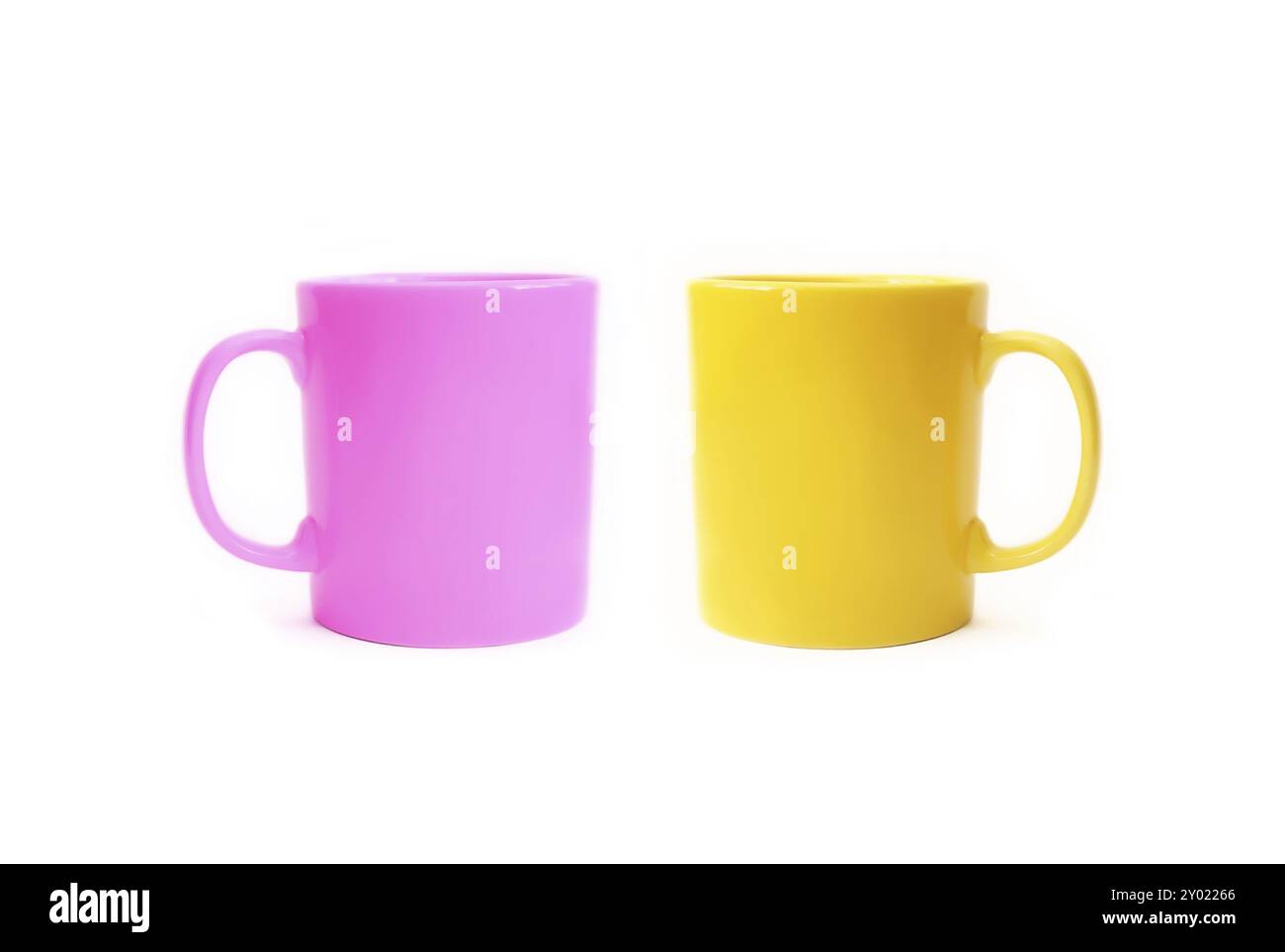 Deux tasses en céramique colorées isolé sur fond blanc Banque D'Images