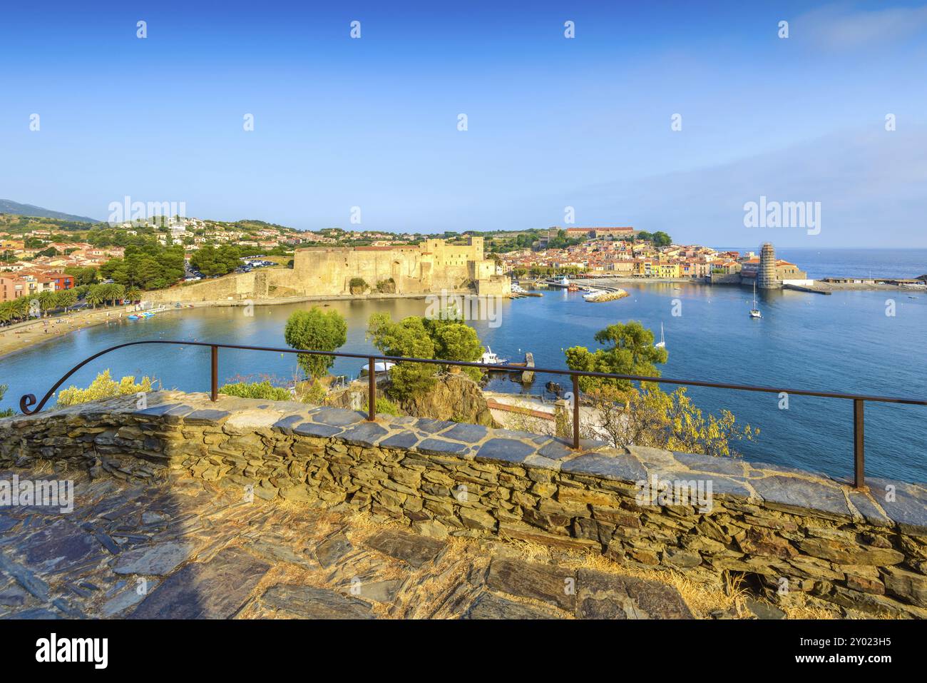 Port et ville de Collioure vus du point de vue de la Glorieta en Occitanie en France Banque D'Images