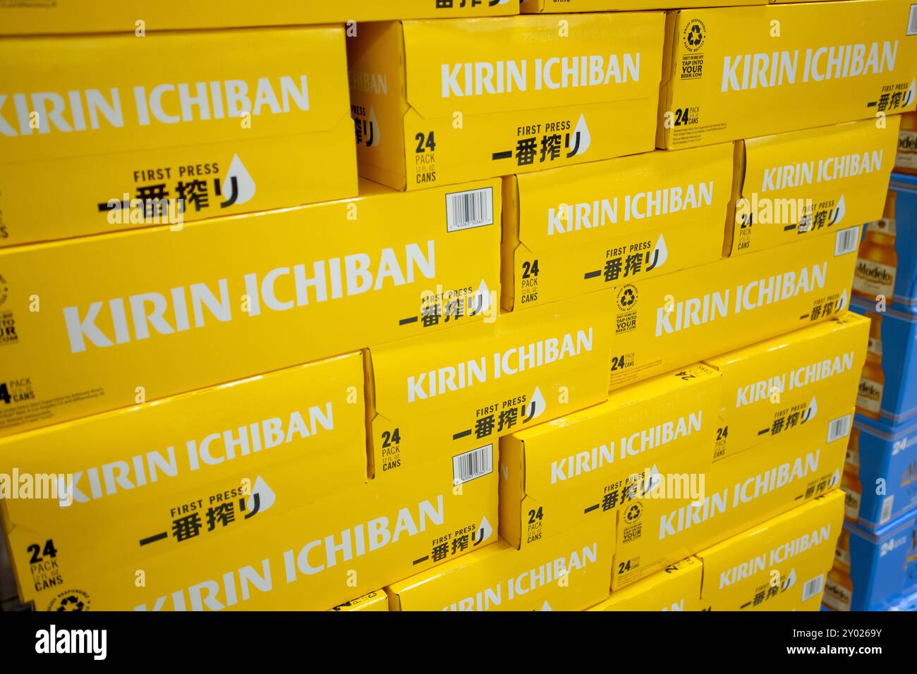 Los Angeles, Californie, États-Unis - 03-01-2022 : vue de plusieurs caisses de bière Kirin Ichiban, exposées dans une épicerie locale. Banque D'Images