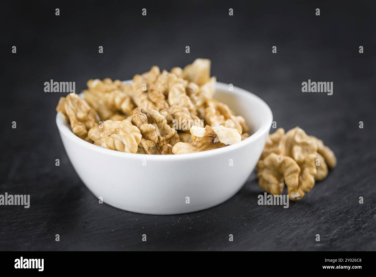 Portion de cerneaux de noix frais (gros plan, mise au point sélective) Banque D'Images