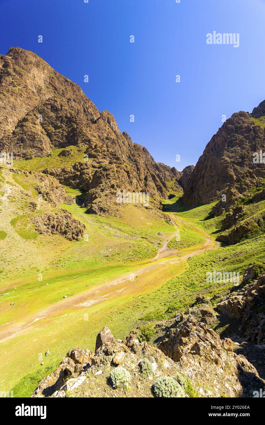 Les touristes en randonnée dans un magnifique Eagle Valley ou Yolyn Am également connu sous le nom de Gorge Vautour niché entre les montagnes du sud de la Mongolie. La verticale Banque D'Images