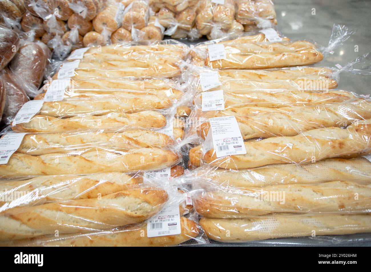 Los Angeles, Californie, États-Unis - 03-01-2022 : vue de plusieurs paquets de baguettes Kirkland signature, exposés dans un magasin Costco local. Banque D'Images