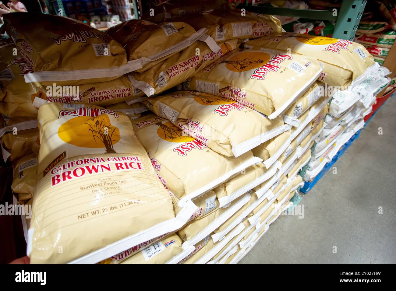 Los Angeles, Californie, États-Unis - 2022-05-05 : une vue de plusieurs sacs de riz brun SunWest California Calrose, au magasin. Banque D'Images Los Angeles, Californie, États-Unis - 2022-05-05 : une vue de plusieurs sacs de riz brun SunWest California Calrose, au magasin. Banque D'Images