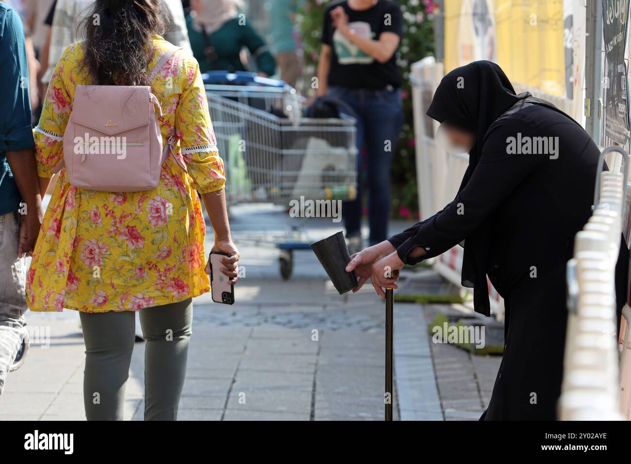 Armutsschicksale von Migranten Ein alte Muslima sitzt in einer Einkaufsstraße und bittet um ein Almosen Essen Nordrhein-Westfalen Deutschland *** destins de la pauvreté parmi les migrants une vieille femme musulmane est assise dans une rue commerçante et demande un don Essen Rhénanie du Nord-Westphalie Allemagne Banque D'Images