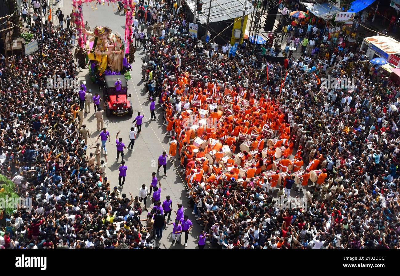 Mumbai, Inde. 31 août 2024. MUMBAI, INDE - AOÛT 31 : des dévots portant l'idole du seigneur de l'idole Ganesh vers le pandal pour le prochain Festival de Ganesh, le 31 août 2024 à Mumbai, Inde. (Photo de Bhushan Koyande/Hindustan Times/Sipa USA ) crédit : Sipa USA/Alamy Live News Banque D'Images