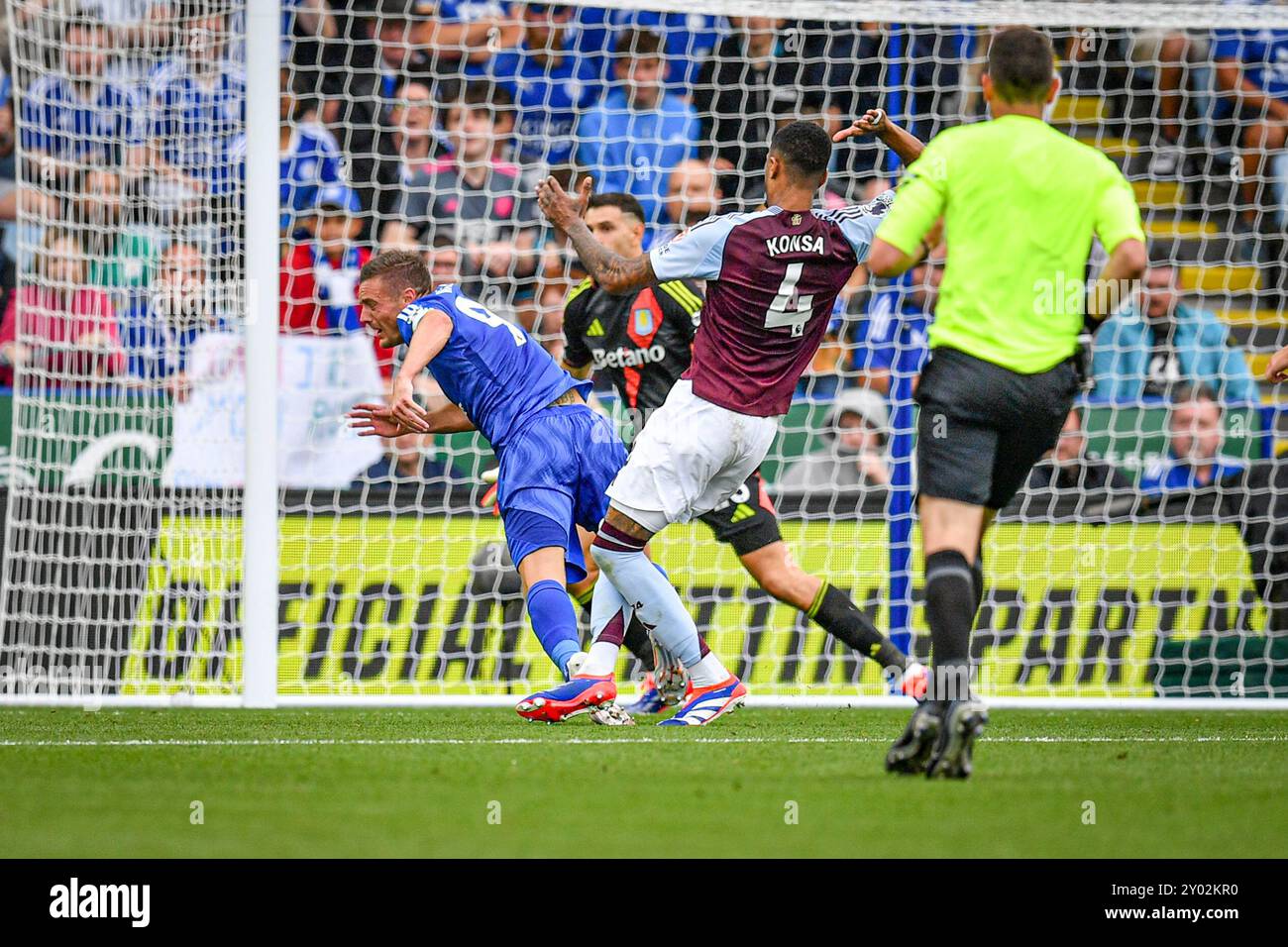 King Power Stadium, Leicester, Royaume-Uni. 31 août 2024. Premier League Football, Leicester City contre Aston Villa ; Ezri Konsa d'Aston Villa blâme Jamie Vardy de Leicester dans la zone de pénalité mais la pénalité est refusée pour Offside Credit : action plus Sports/Alamy Live News Banque D'Images