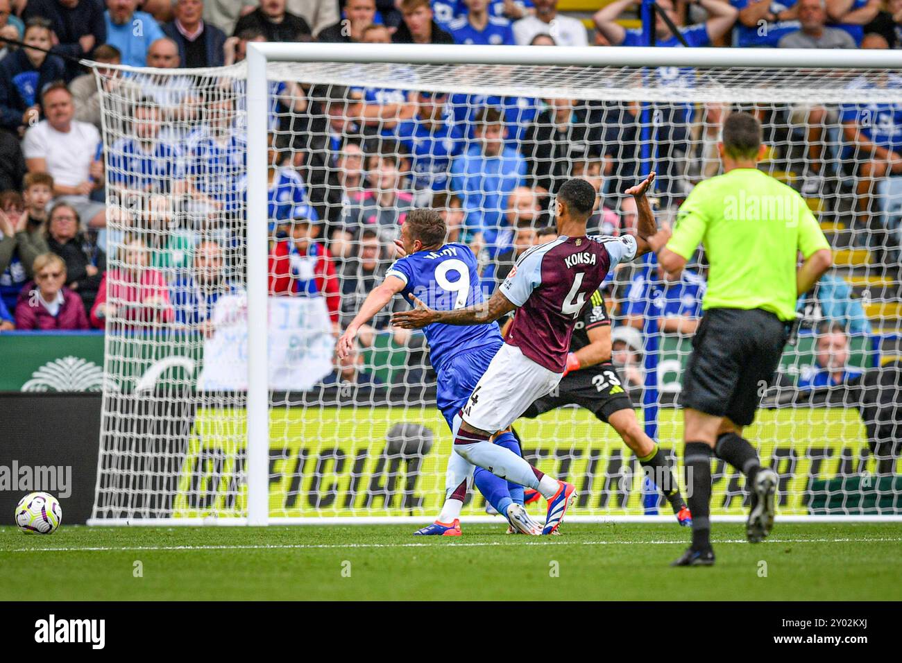 King Power Stadium, Leicester, Royaume-Uni. 31 août 2024. Premier League Football, Leicester City contre Aston Villa ; Ezri Konsa d'Aston Villa blâme Jamie Vardy de Leicester dans la zone de pénalité mais la pénalité est refusée pour Offside Credit : action plus Sports/Alamy Live News Banque D'Images