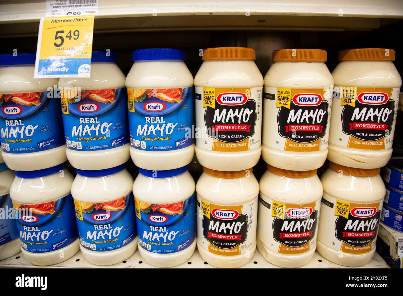 Los Angeles, Californie, États-Unis - 05-20-05 2022 : vue de plusieurs contenants de mayonnaise Kraft, exposés dans une épicerie locale. Banque D'Images