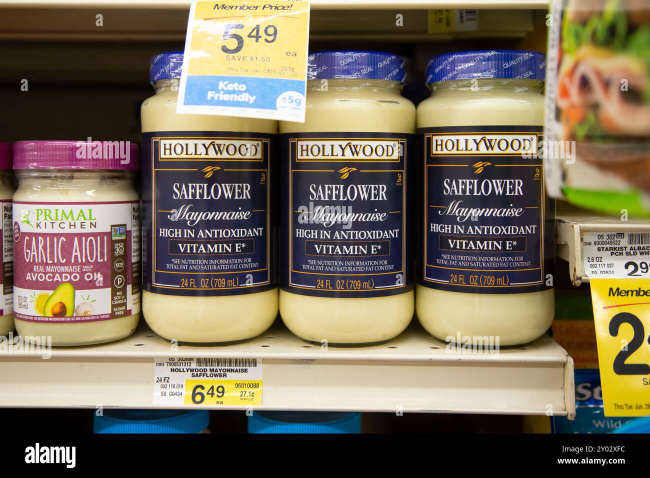 Los Angeles, Californie, États-Unis - 2022-05-05 : vue de plusieurs pots de mayonnaise au carthame hollywoodien, exposés dans une épicerie locale. Banque D'Images