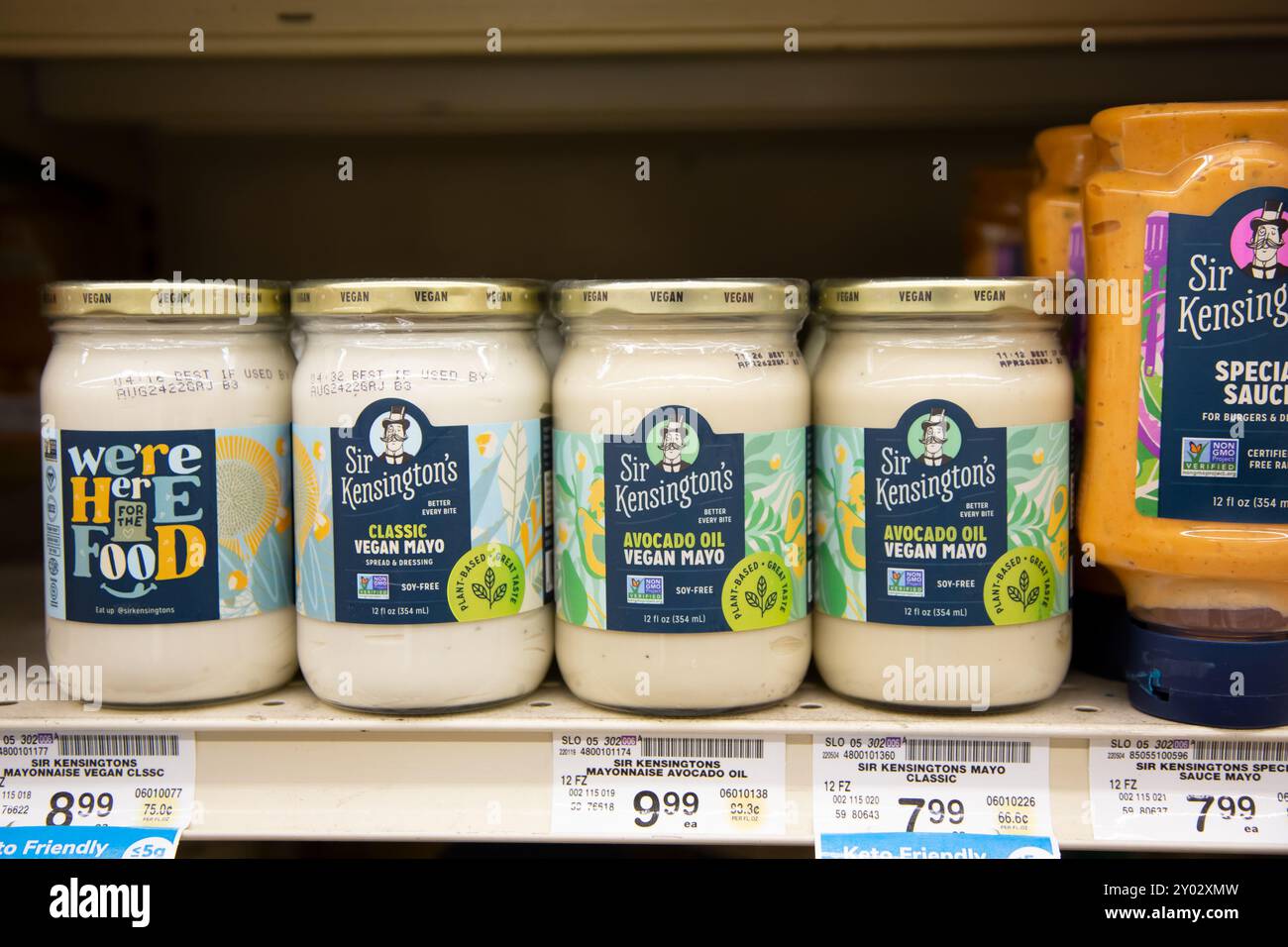 Los Angeles, Californie, États-Unis - 2022-05-05 : vue de plusieurs pots de mayonnaise végétalienne de Sir Kensington, exposés dans une épicerie locale. Banque D'Images