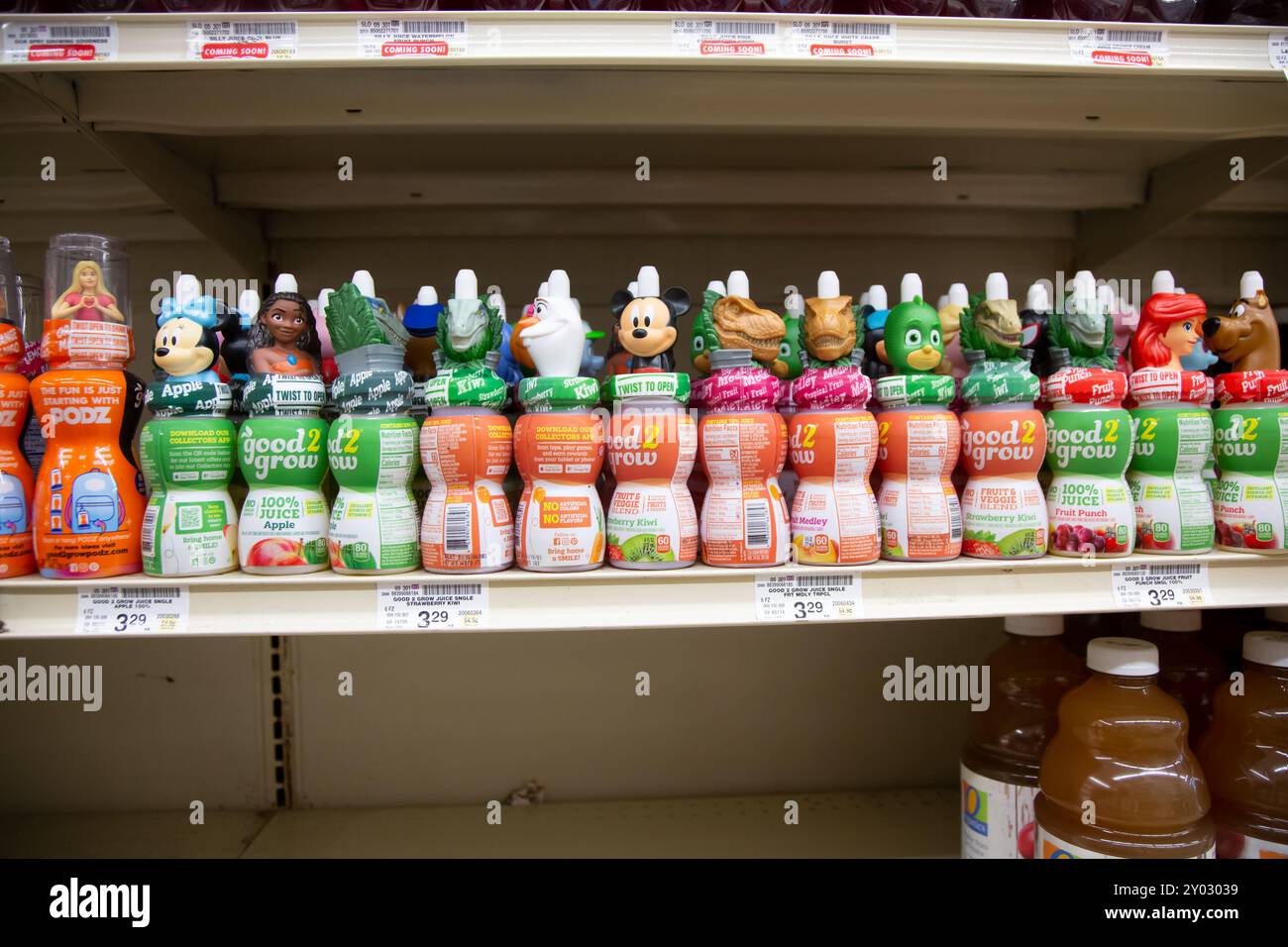 Los Angeles, Californie, États-Unis - 05-20-05 2022 : une vue de plusieurs bonnes boissons 2 Grow kids, exposées dans une épicerie locale. Banque D'Images