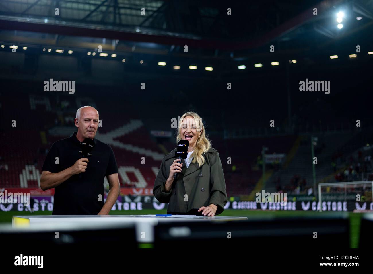 Katharina Kleinfeldt (Sport1 TV Moderatorin) mit Mario Basler (ex Fußballspieler, TV Experte), GER, FC Kaiserslautern (FCK) vs Hertha BSC Berlin (BSC), Fussball 2. Bundesliga, 4. Spieltag, saison 2024/2025, 31.08.2024 la réglementation DFB/DFL interdit toute utilisation de photographies comme séquences d'images et/ou quasi-vidéo Foto : Eibner-Pressefoto/Michael Memmler Banque D'Images