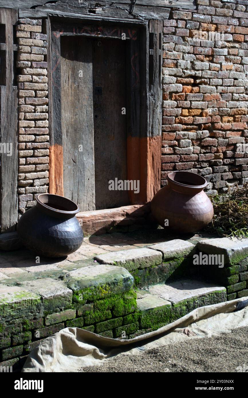 Deux grands pots à côté d'une porte et marches, Népal Banque D'Images