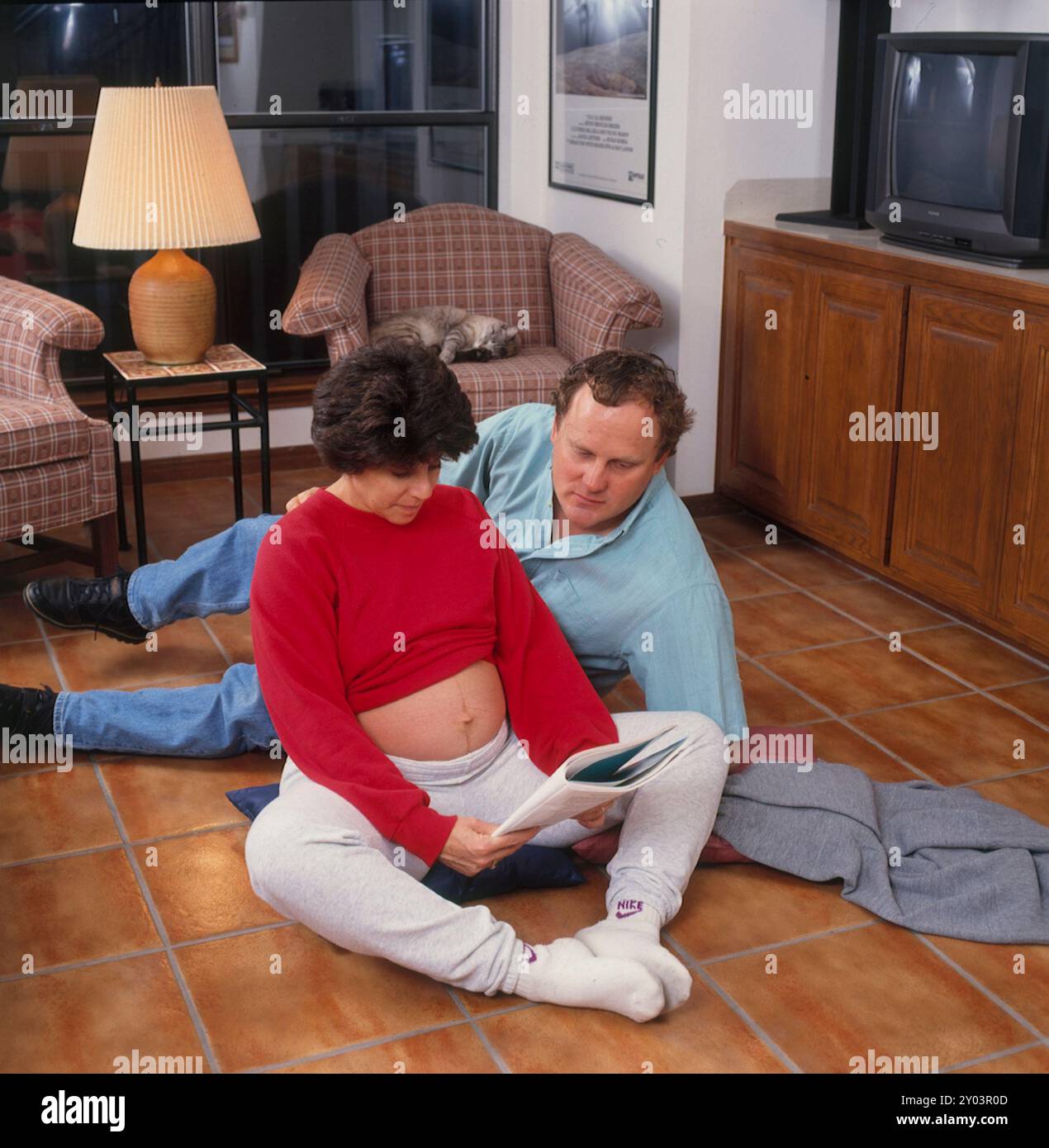 Couple pratiquant les techniques de respiration Lamaze à la maison avant la naissance de bébé, modèle 1994 libéré. ©Bob Daemmrich Banque D'Images