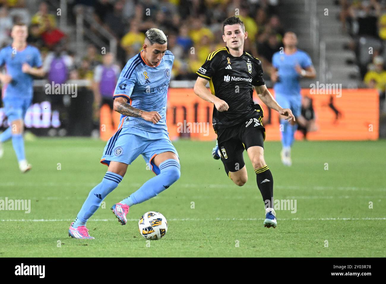 31 août 2024 : L'attaquant de New York JuliÃ¡n FernÃ¡ndez (11 ans) et le milieu de terrain de Columbus Crew Sean Zawadzki (25 ans) combattent pour le ballon dans leur match à Columbus, Ohio. Brent Clark/Cal Sport Media (crédit image : © Brent Clark/Cal Sport Media) Banque D'Images