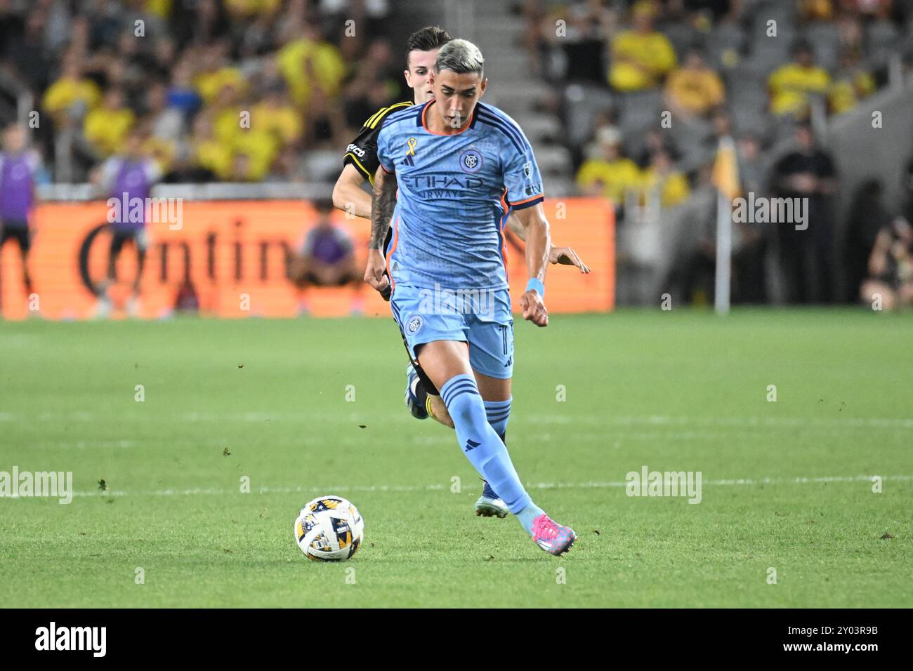 31 août 2024 : L'attaquant de New York JuliÃ¡n FernÃ¡ndez (11 ans) et le milieu de terrain de Columbus Crew Sean Zawadzki (25 ans) combattent pour le ballon dans leur match à Columbus, Ohio. Brent Clark/Cal Sport Media Banque D'Images