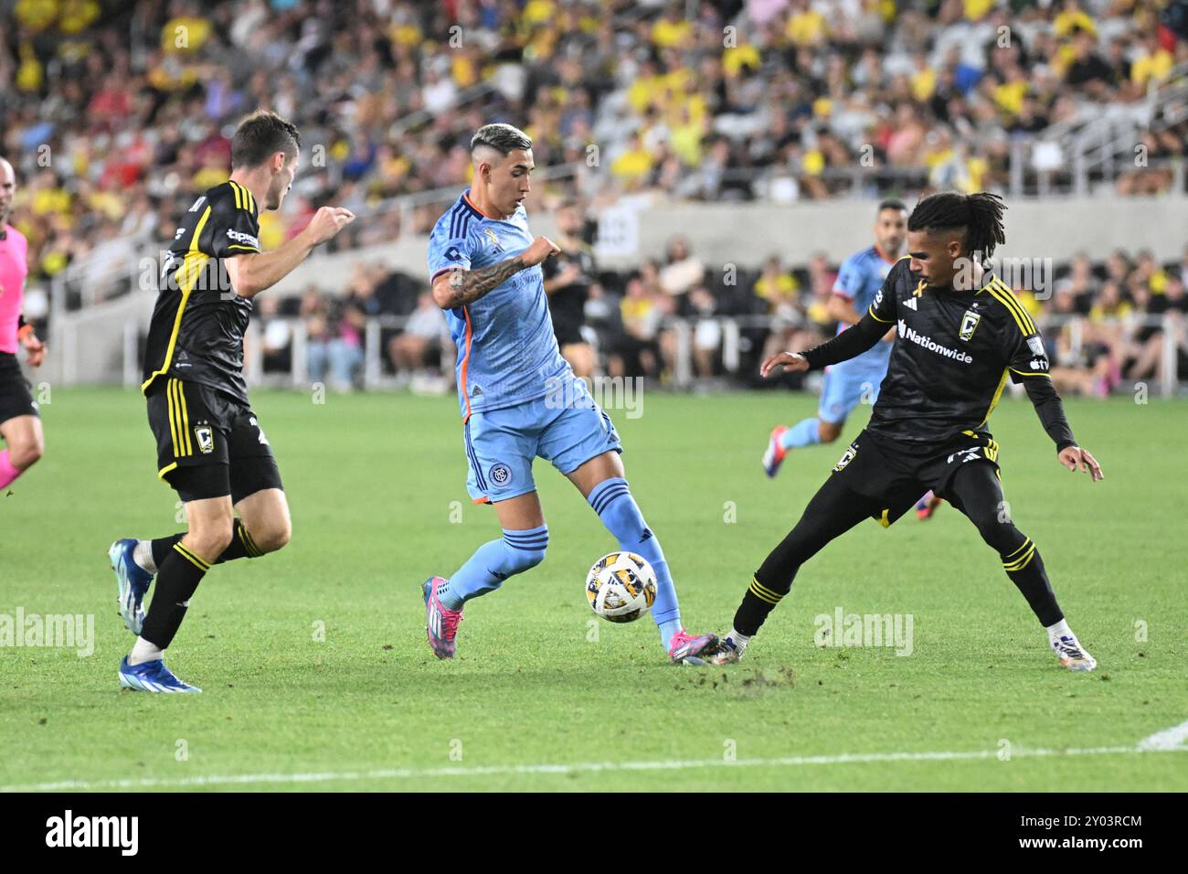 31 août 2024 : L'attaquant de New York JuliÃ¡n FernÃ¡ndez (11 ans) gère le ballon contre le milieu de terrain de Columbus Crew Sean Zawadzki (25 ans) et le défenseur de Columbus Crew Mohamed Farsi (23 ans) dans leur match à Columbus, Ohio. Brent Clark/Cal Sport Media Banque D'Images