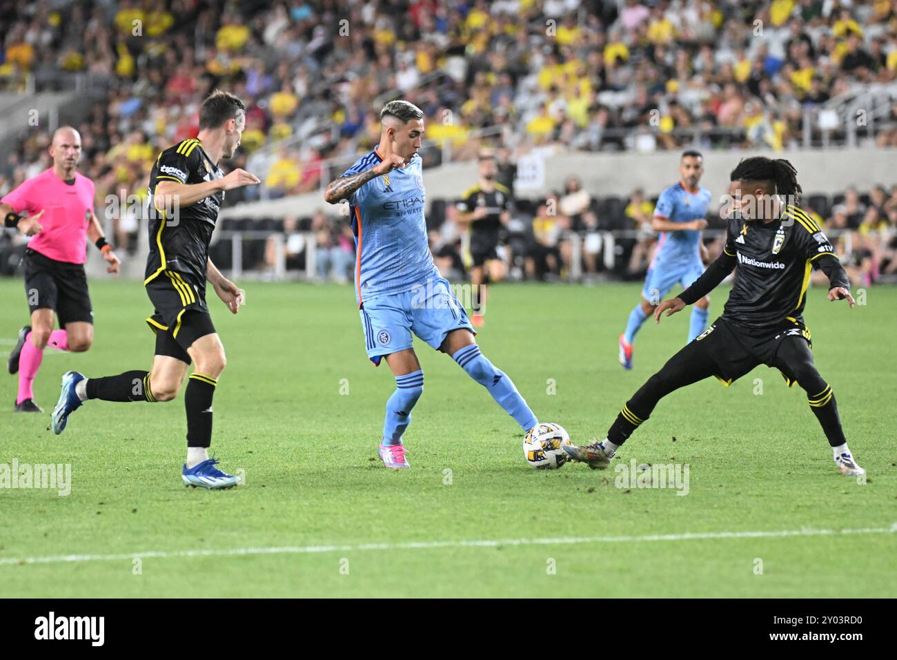 31 août 2024 : L'attaquant de New York JuliÃ¡n FernÃ¡ndez (11 ans) gère le ballon contre le milieu de terrain de Columbus Crew Sean Zawadzki (25 ans) et le défenseur de Columbus Crew Mohamed Farsi (23 ans) dans leur match à Columbus, Ohio. Brent Clark/Cal Sport Media Banque D'Images