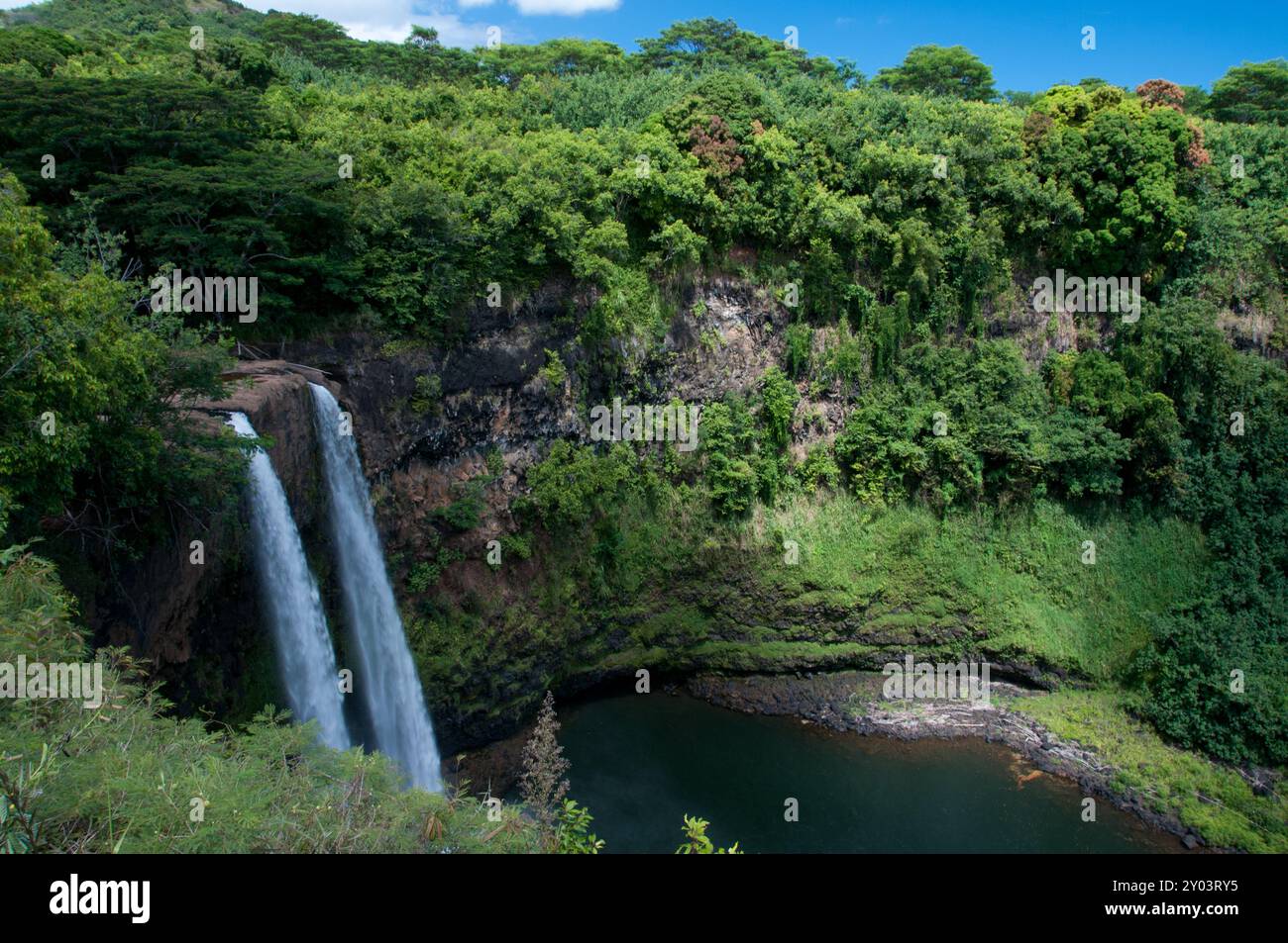 Double cascade Wailua Falls traverse la forêt sur Kauai Hawaii Banque D'Images