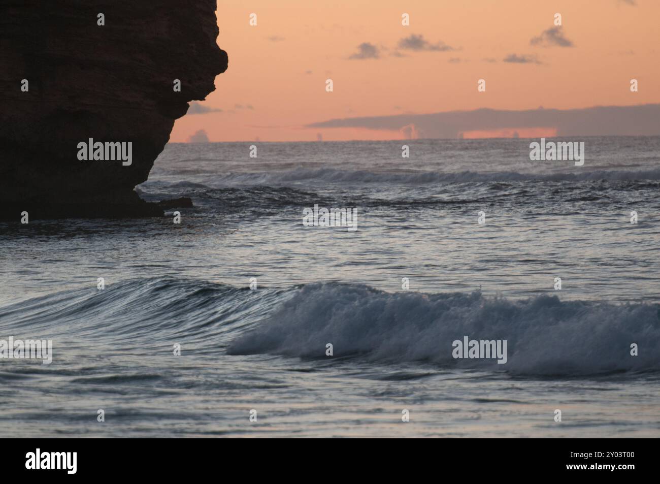 Tôt le matin, des vagues se brisent sur une plage à Kauai Hawaii Banque D'Images