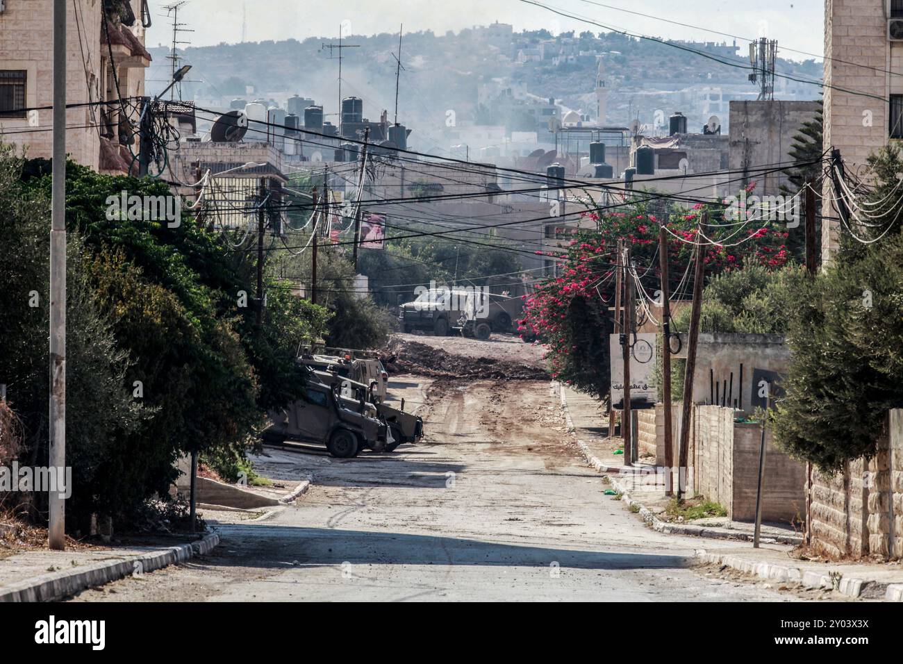 Jénine, Palestine. 31 août 2024. Des véhicules blindés israéliens gardent pendant une opération militaire dans le camp de réfugiés de Djénine en Cisjordanie. Crédit : SOPA images Limited/Alamy Live News Banque D'Images