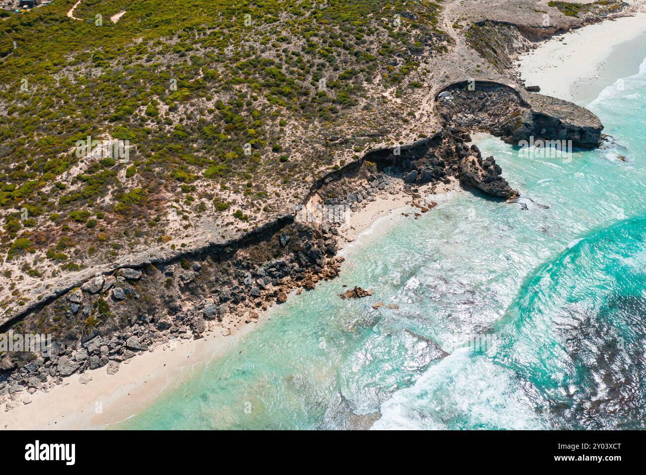 Vue aérienne d'un océan côtier rocheux érodé et turquoise sur la péninsule d'Eyre en Australie méridionale Banque D'Images