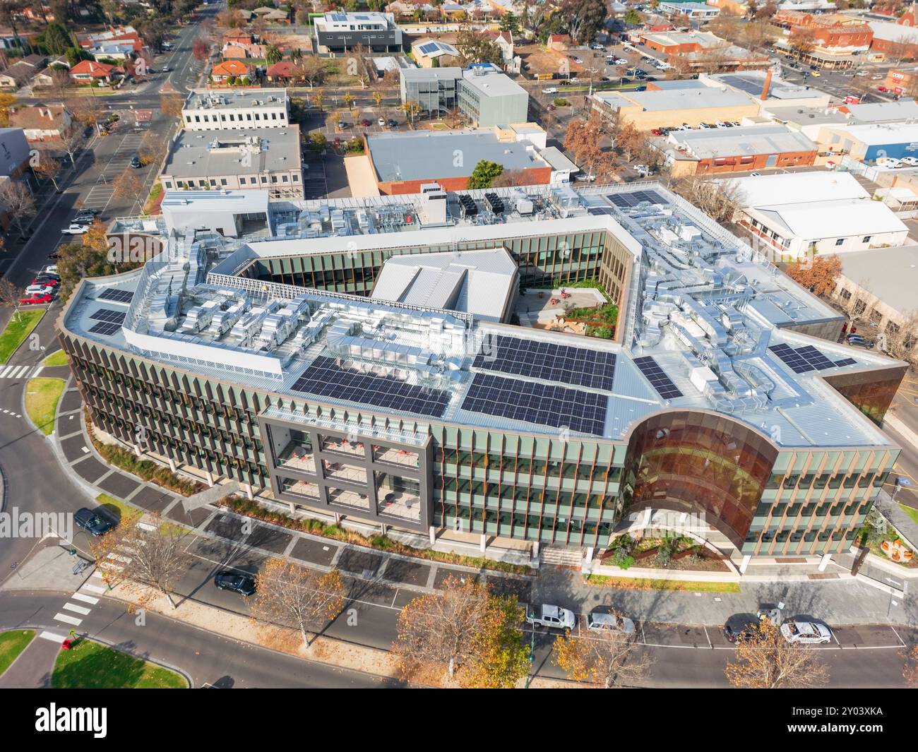Vue aérienne au-dessus d'un grand bâtiment courbe sur un pâté de maisons de bendigo dans le centre de Victoria, Australie Banque D'Images