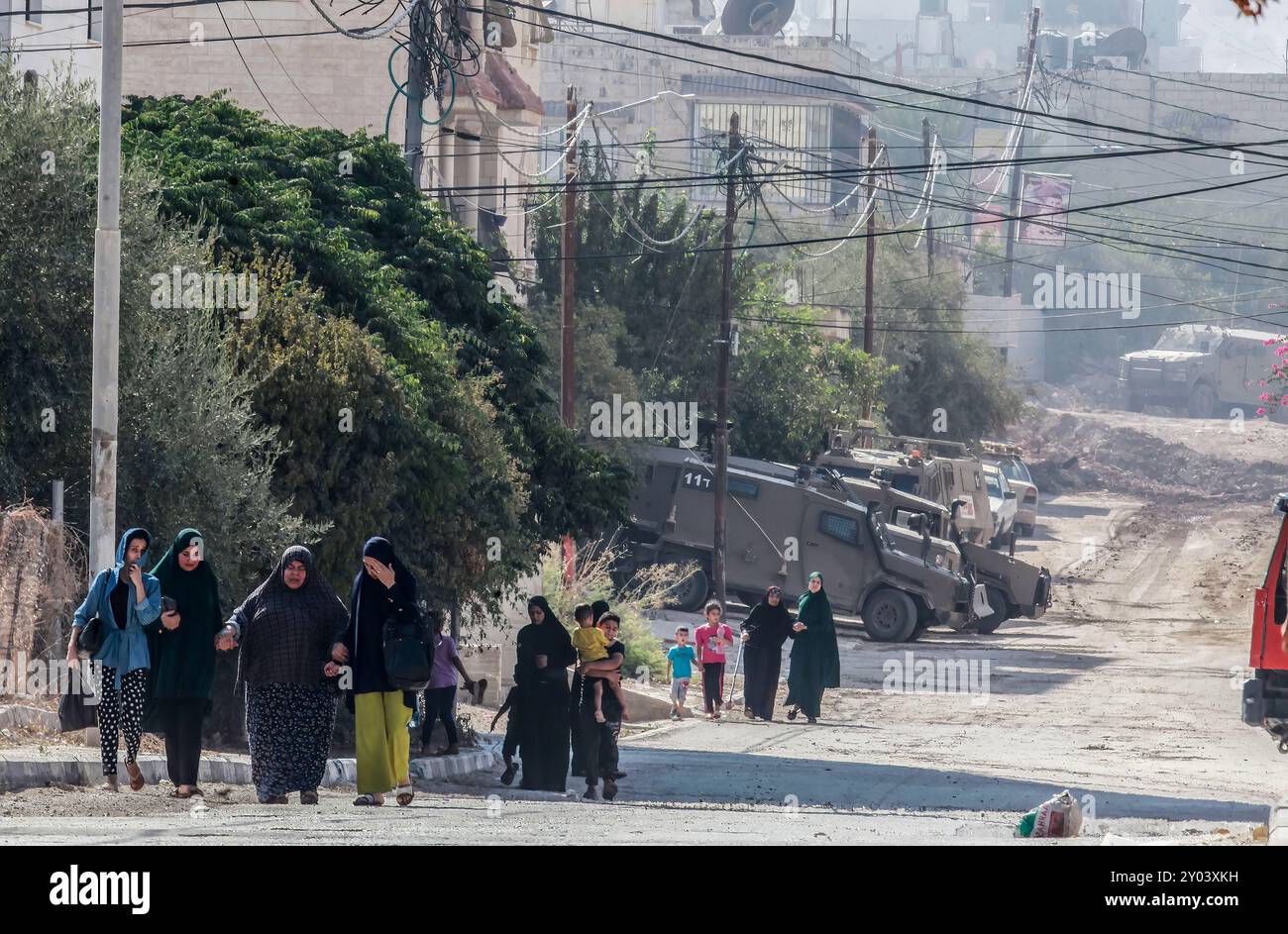 Jénine, Palestine. 31 août 2024. Les Palestiniens migrent vers des zones plus sûres après que l’armée israélienne a forcé les familles à quitter leurs maisons alors que l’offensive militaire israélienne contre le camp de réfugiés de Djénine se poursuit en Cisjordanie. (Photo de Nasser Ishtayeh/SOPA images/Sipa USA) crédit : Sipa USA/Alamy Live News Banque D'Images