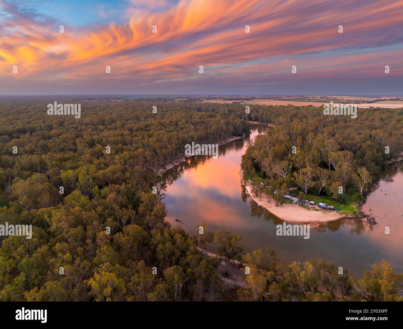 Vue aérienne d'un spectaculaire coucher de soleil coloré sur le virage dans une rivière bordée d'eucalyptus près de Cobram, à la frontière victorienne en Australie. Banque D'Images