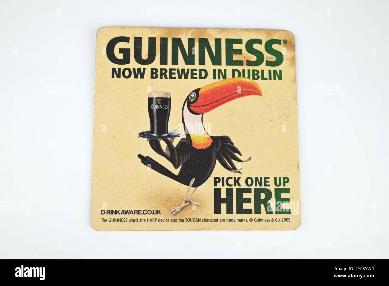 Vintage Guinness stout Beer mat Coaster sur fond blanc– pays de Galles, Royaume-Uni – 30 août 2024 Banque D'Images