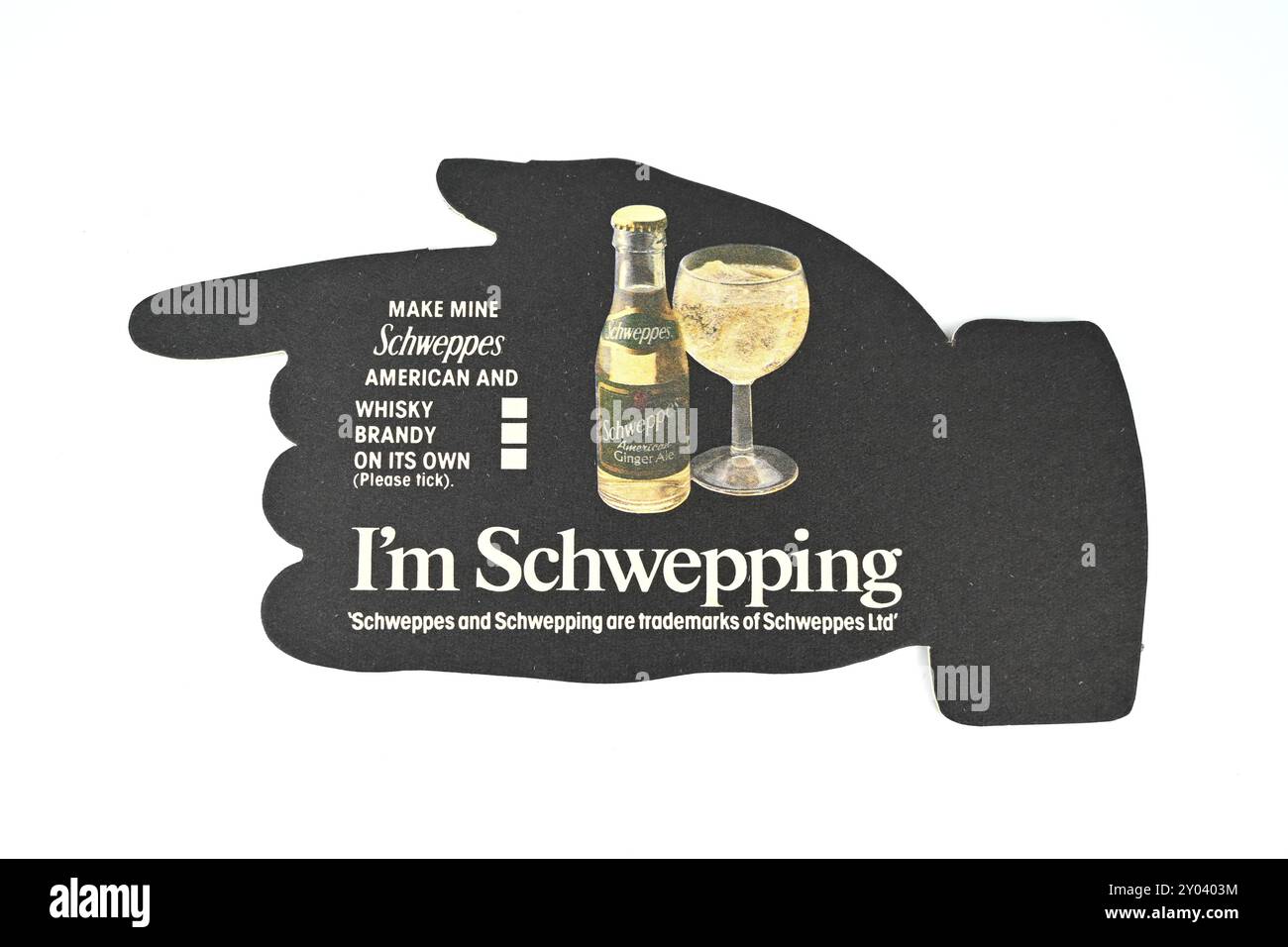 Vintage Schweppes 'I'm Schwepping' dessous de verre mat de bière sur fond blanc– pays de Galles, Royaume-Uni – 30 août 2024 Banque D'Images